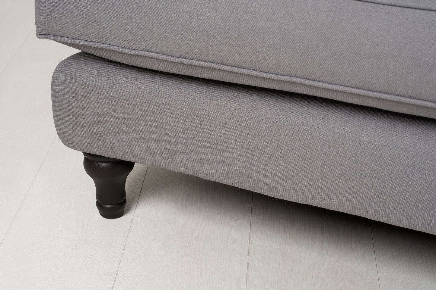 Dreisitzer-Sofa Model 12 mit Chaiselongue links