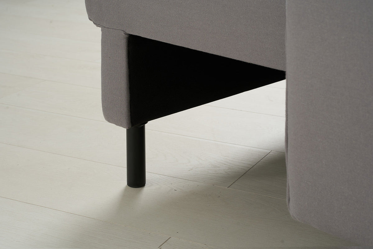Dreisitzer-Sofa Model 12 mit Chaiselongue links