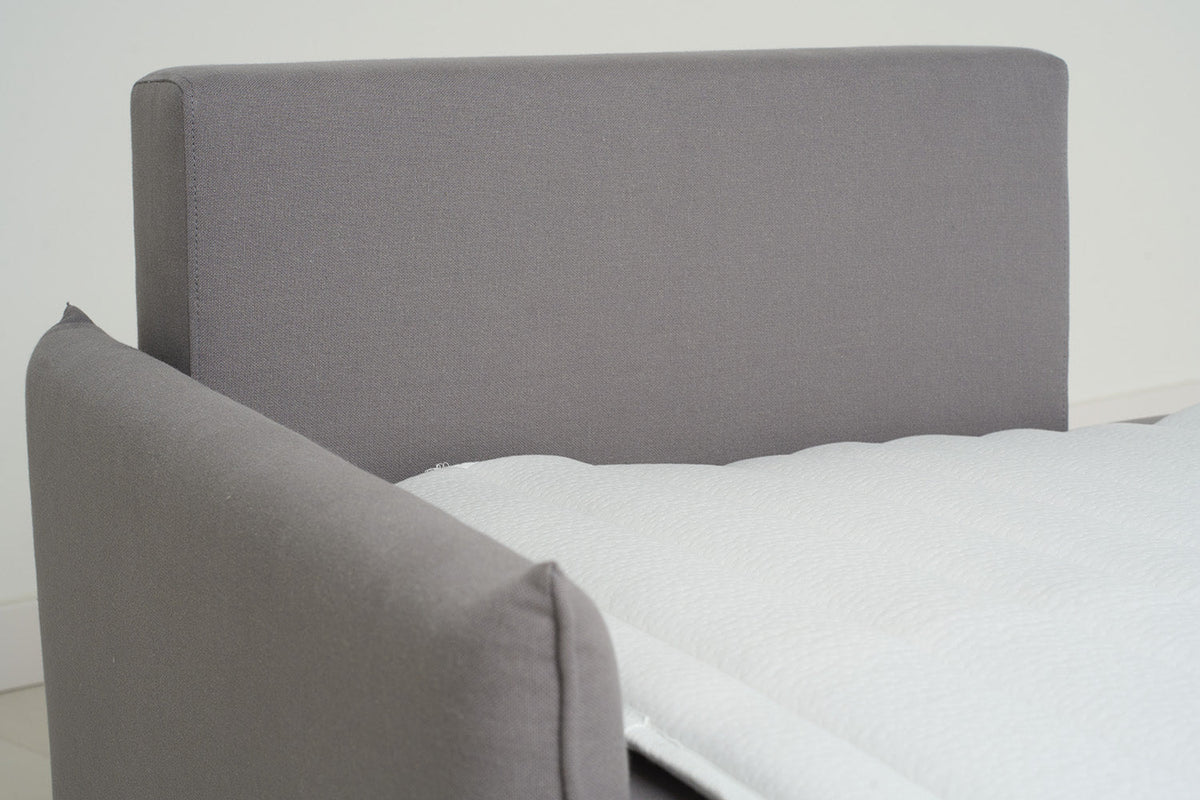 Dreisitzer-Sofa Model 12 mit Chaiselongue links
